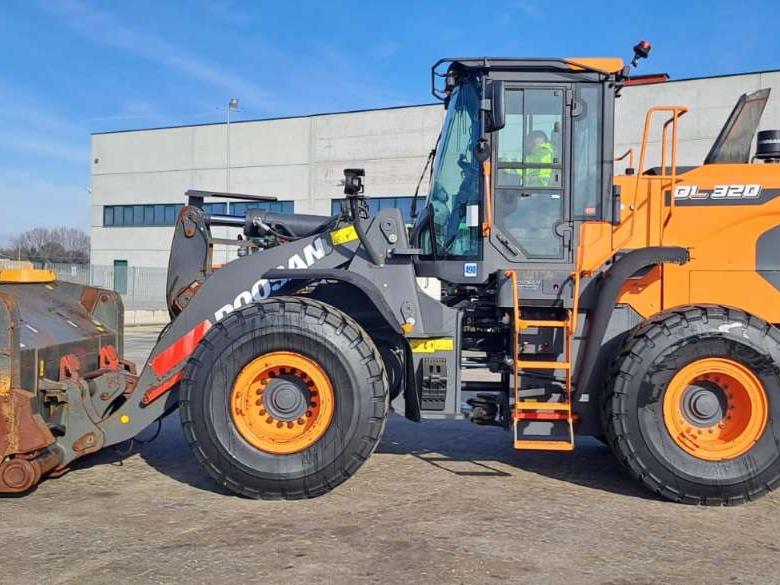 Doosan DL320-7 Photo 2