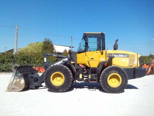 Komatsu WA250-5 Photo 3