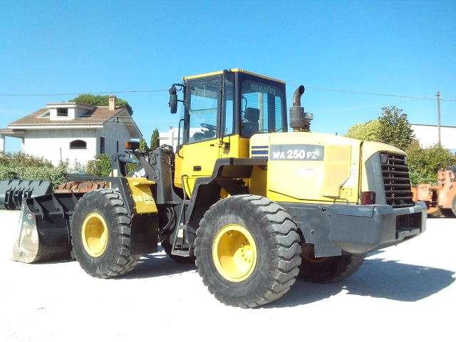 Komatsu WA250PZ-5 Photo 2
