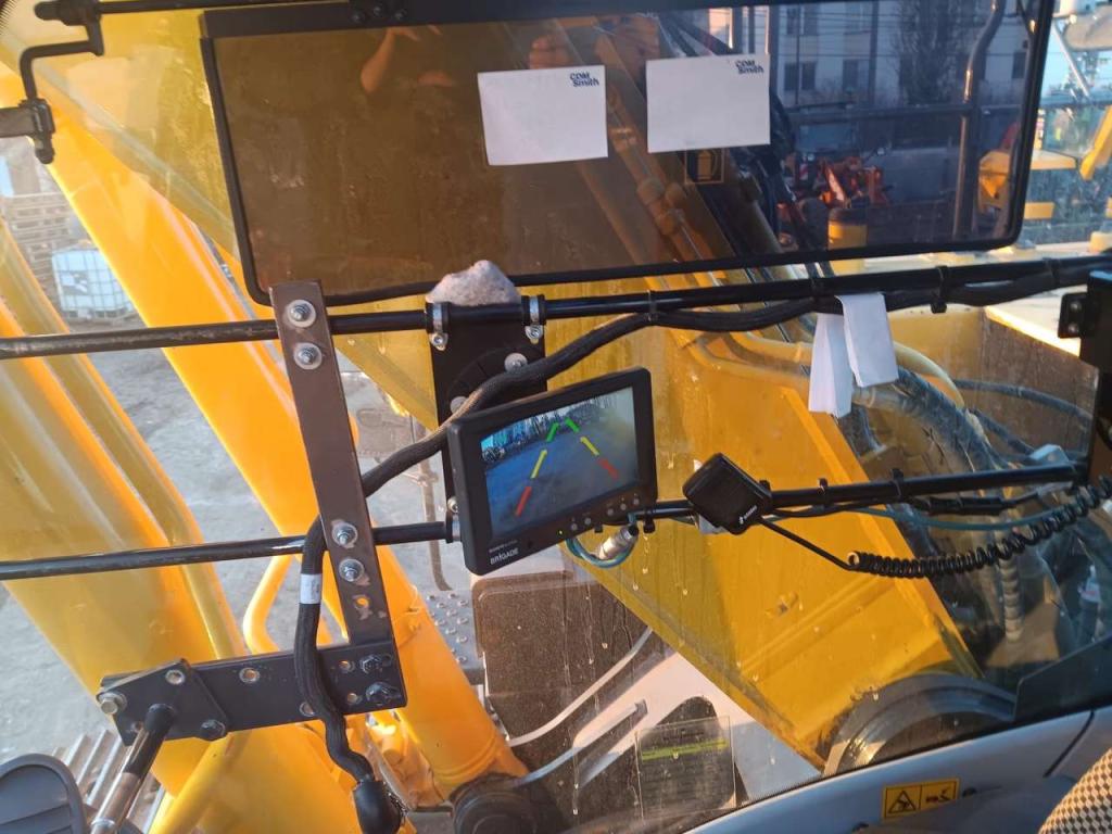 Hitachi ZX300LCN-6 Photo 7