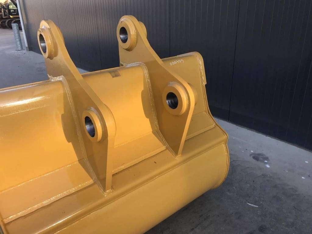 Volvo EC240 Photo 6
