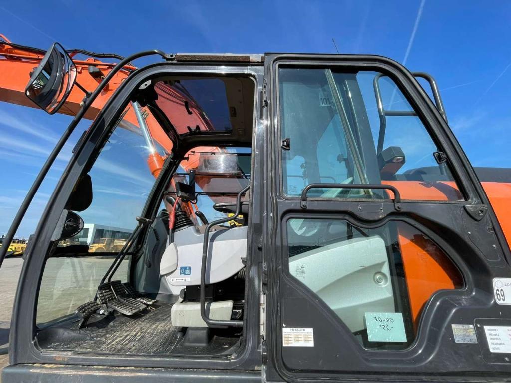 Hitachi ZX210LC-6 Photo 19