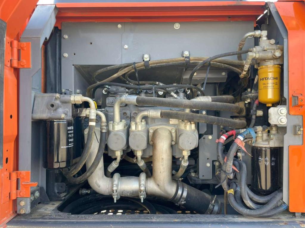 Hitachi ZX210LC-6 Photo 29