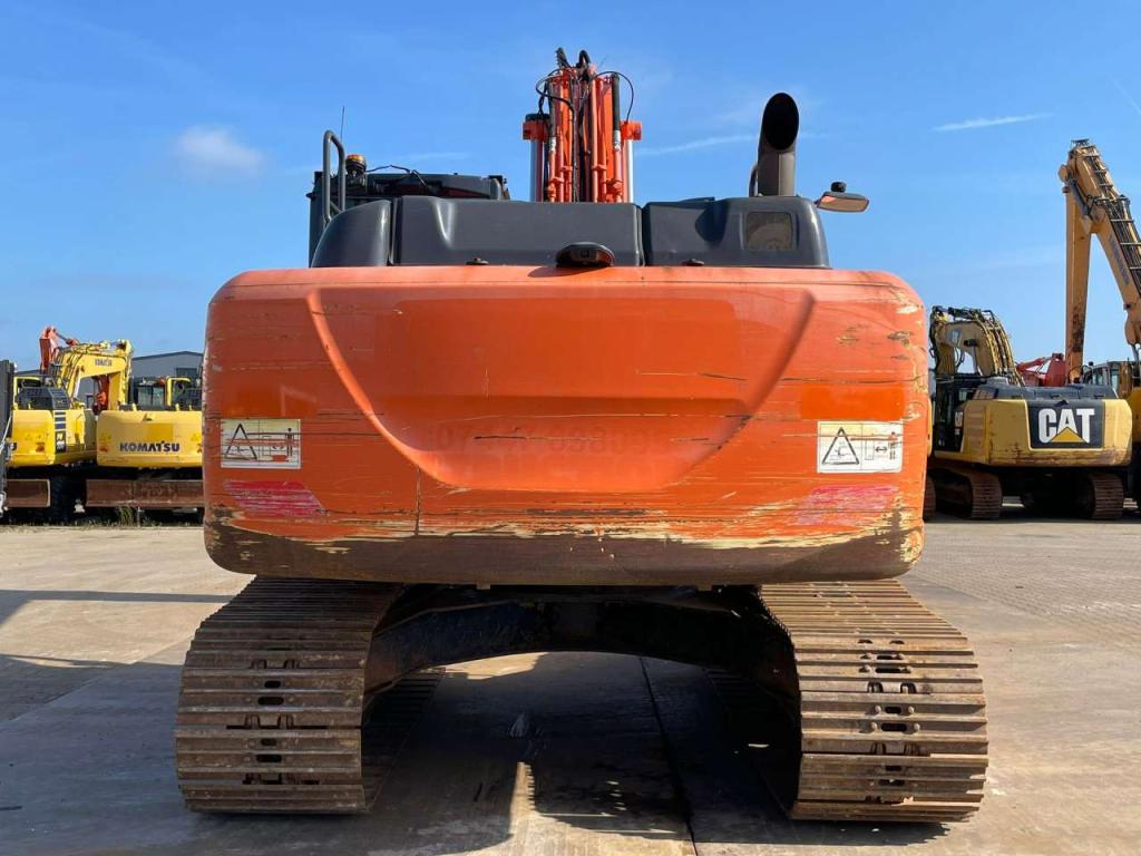 Hitachi ZX210LC-6 Photo 3