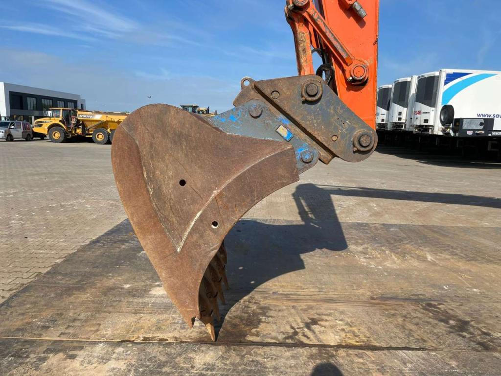 Hitachi ZX210LC-6 Photo 7