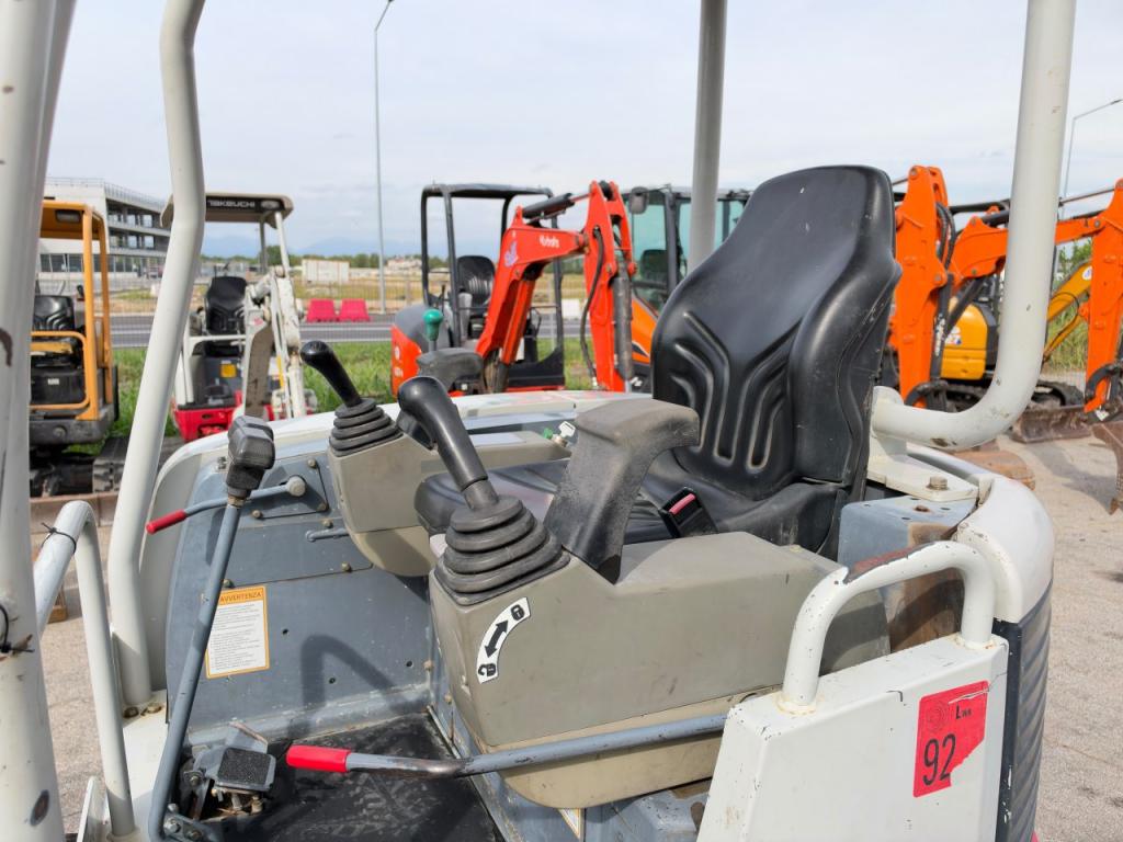 Takeuchi TB23R Photo 6