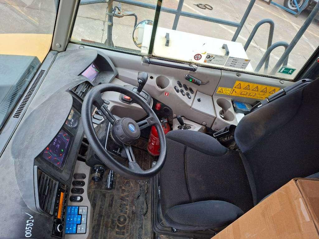Komatsu HM300-3 Photo 9