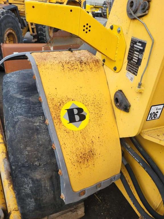 Volvo left front mudguard 16359034 for Volvo  L110E, L110F, L110G... Photo 1