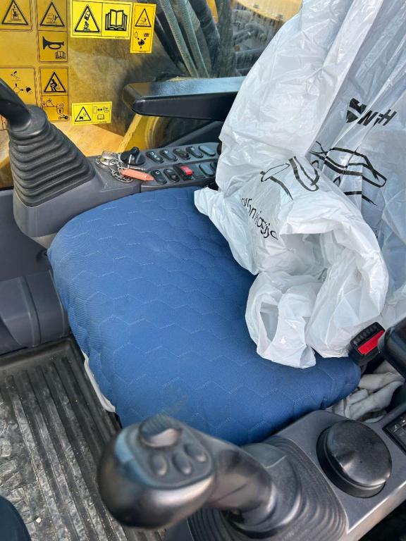 Komatsu HB365NLC-3E0 Photo 2