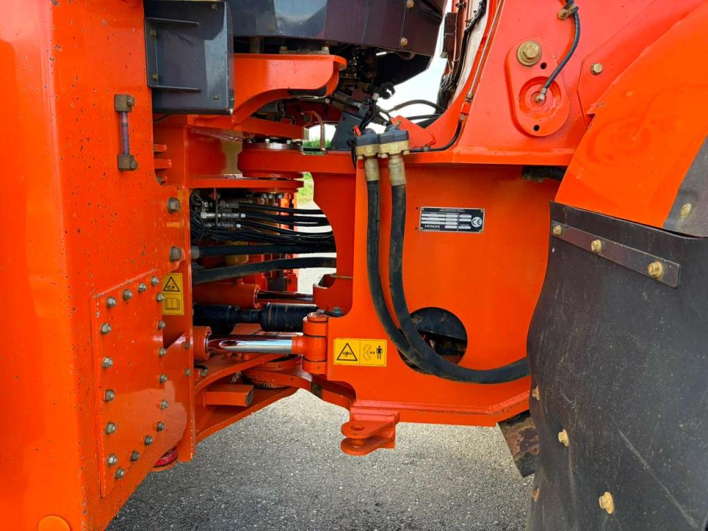 Hitachi ZW310-6 Photo 15