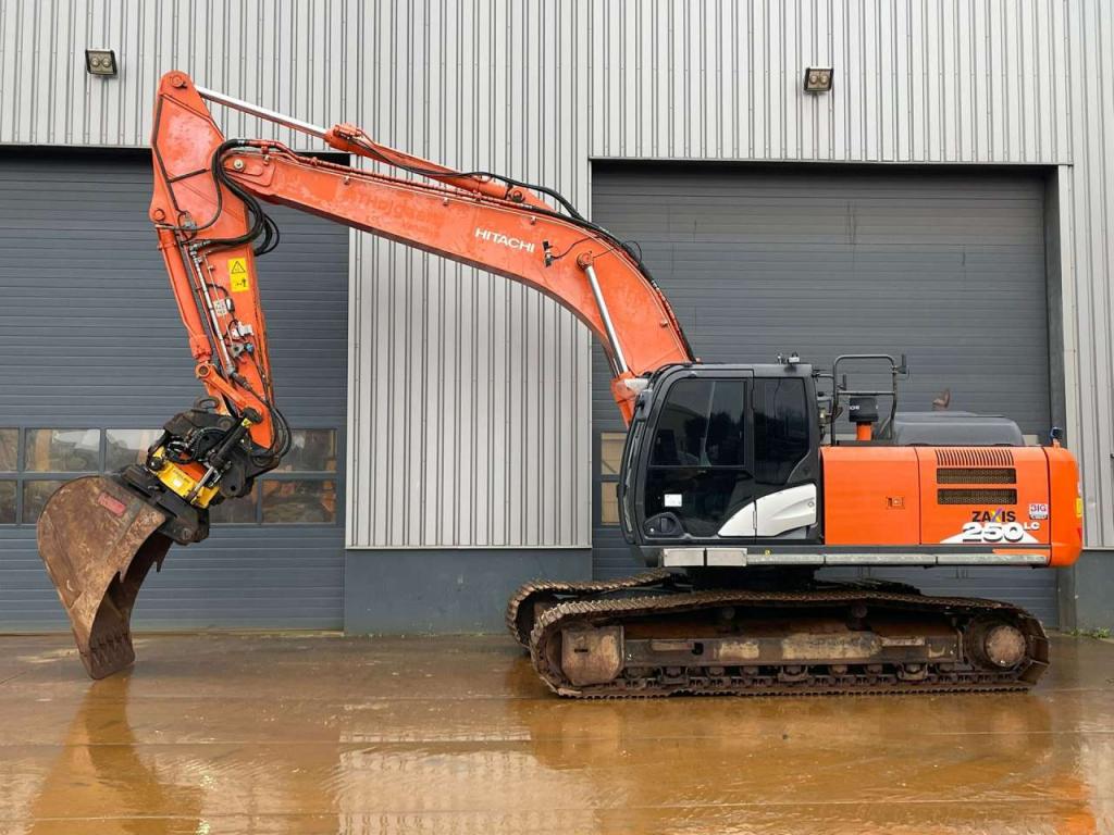 Hitachi ZX250LC-6 Photo 1