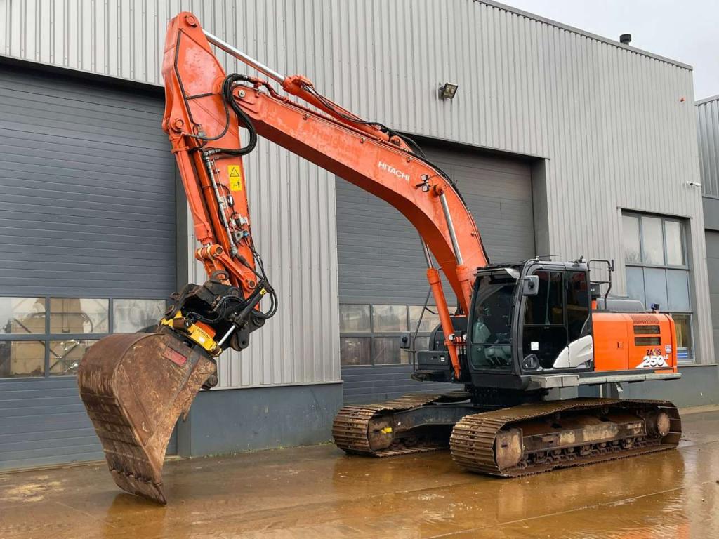 Hitachi ZX250LC-6 Photo 2