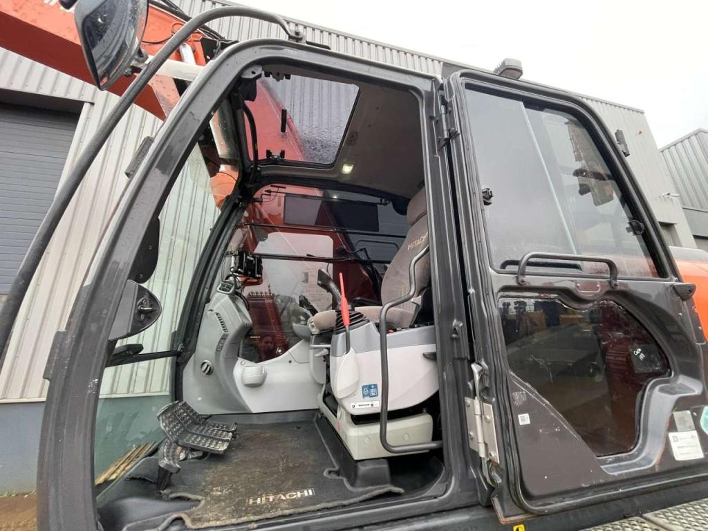 Hitachi ZX250LC-6 Photo 20