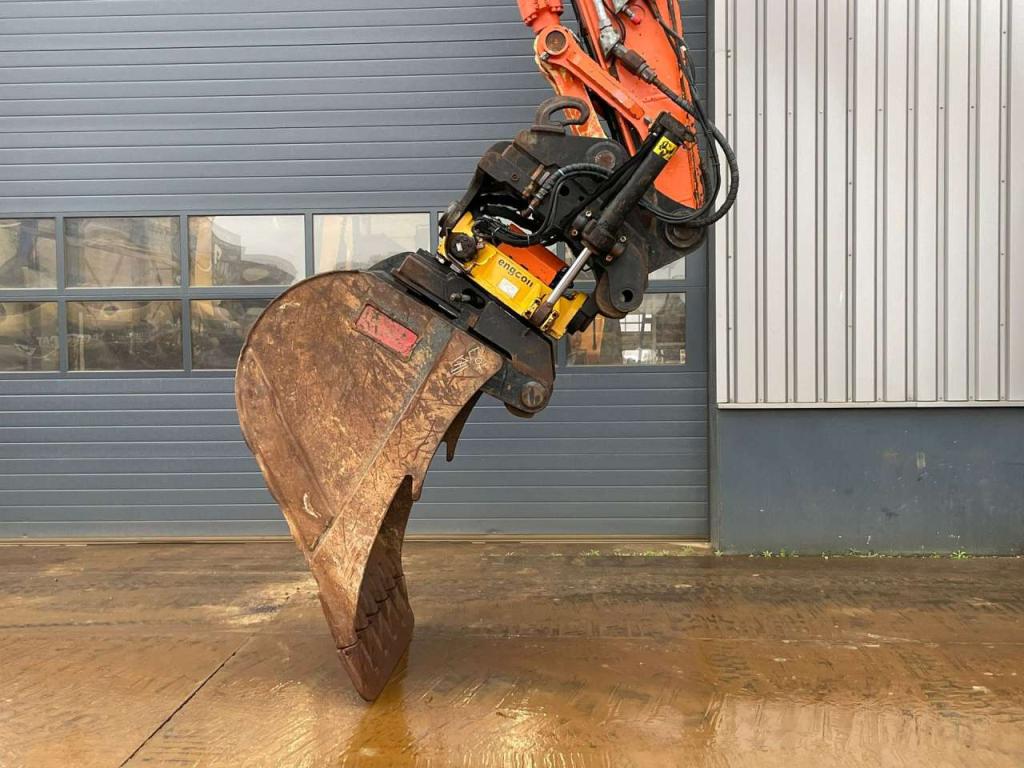 Hitachi ZX250LC-6 Photo 8