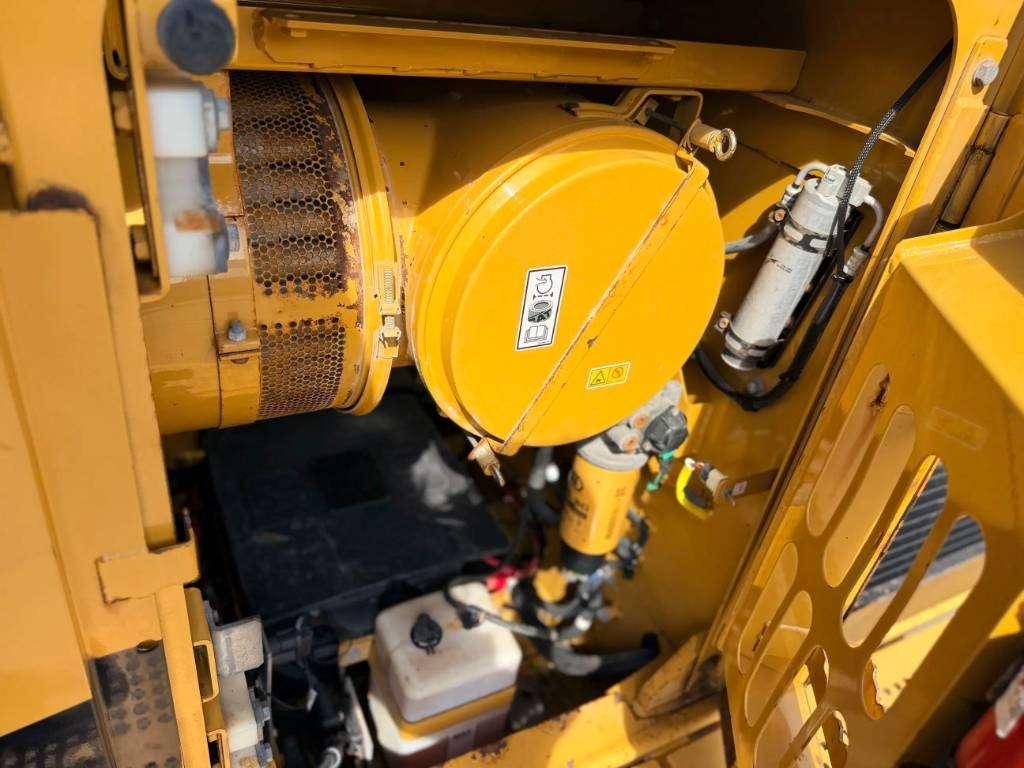 Caterpillar 374D L Photo 16