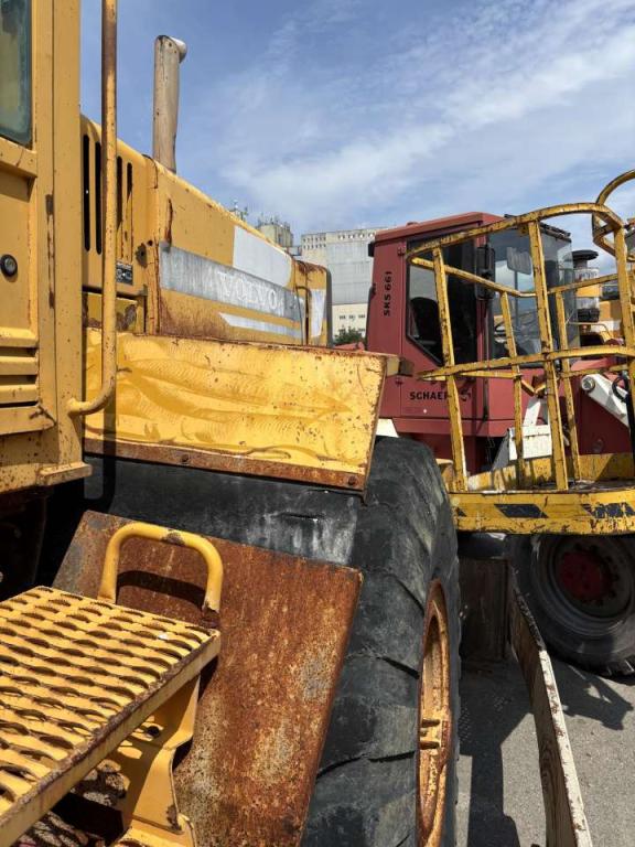Volvo Front and rear mudguards for Volvo L120C and L120D. Photo 3