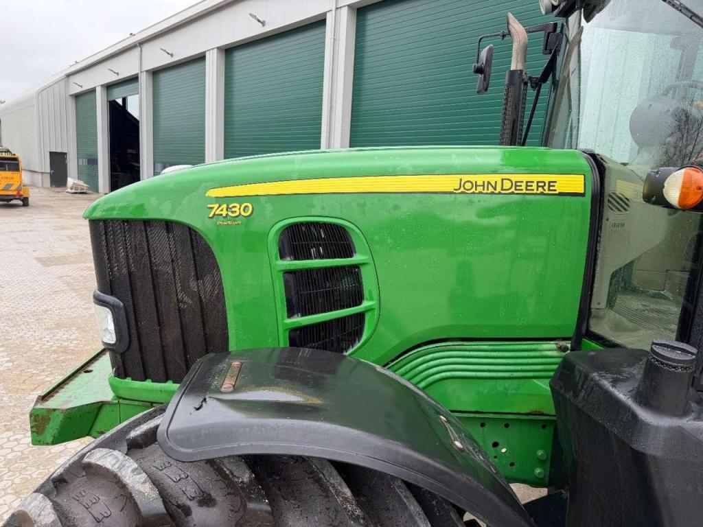 John Deere 7430 Excellent condition Photo 13