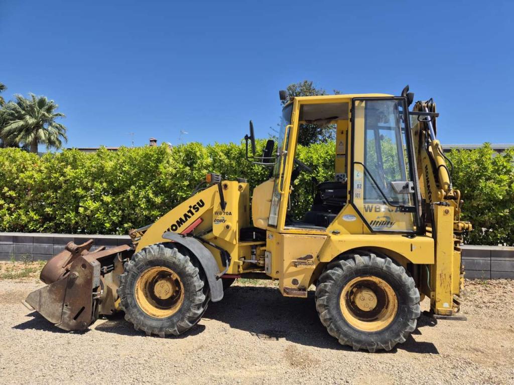 Komatsu WB70A Photo 2