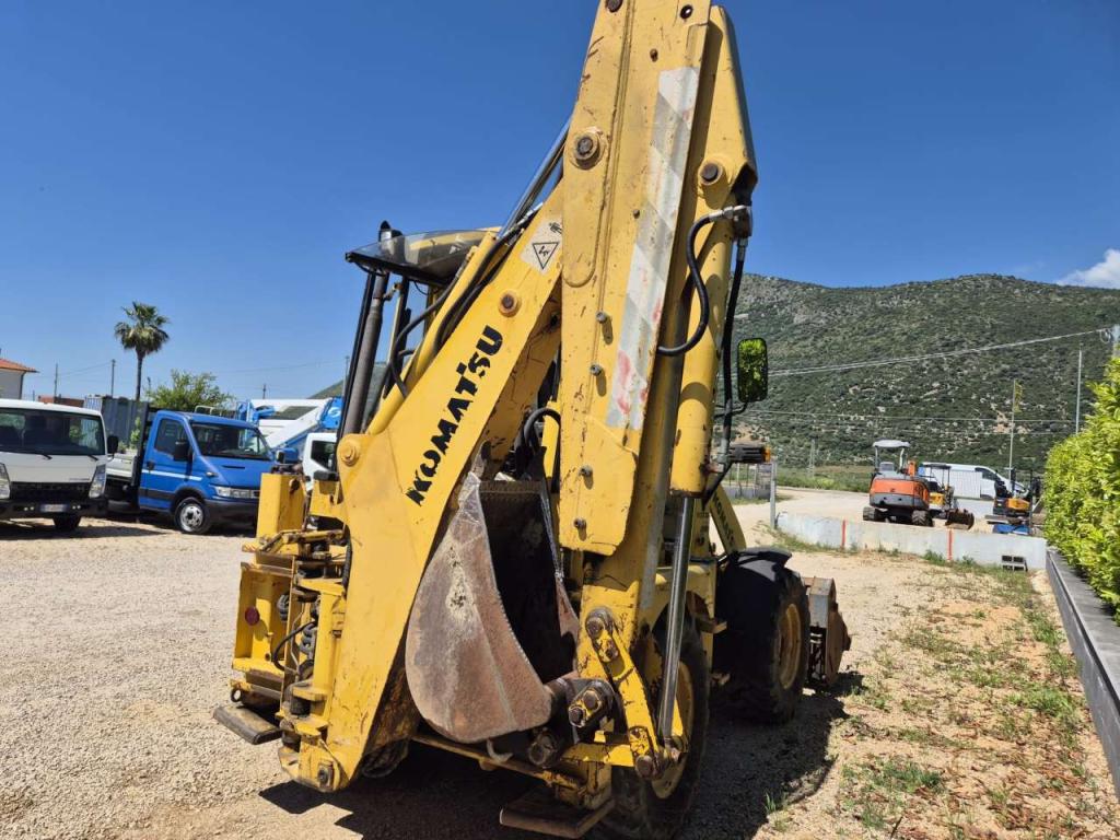 Komatsu WB70A Photo 4