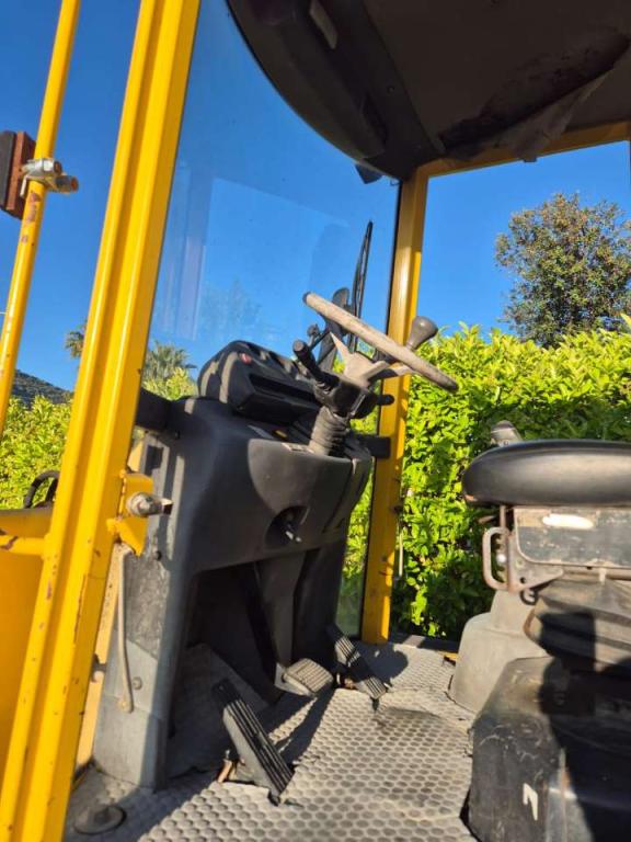 Komatsu WB70A Photo 5