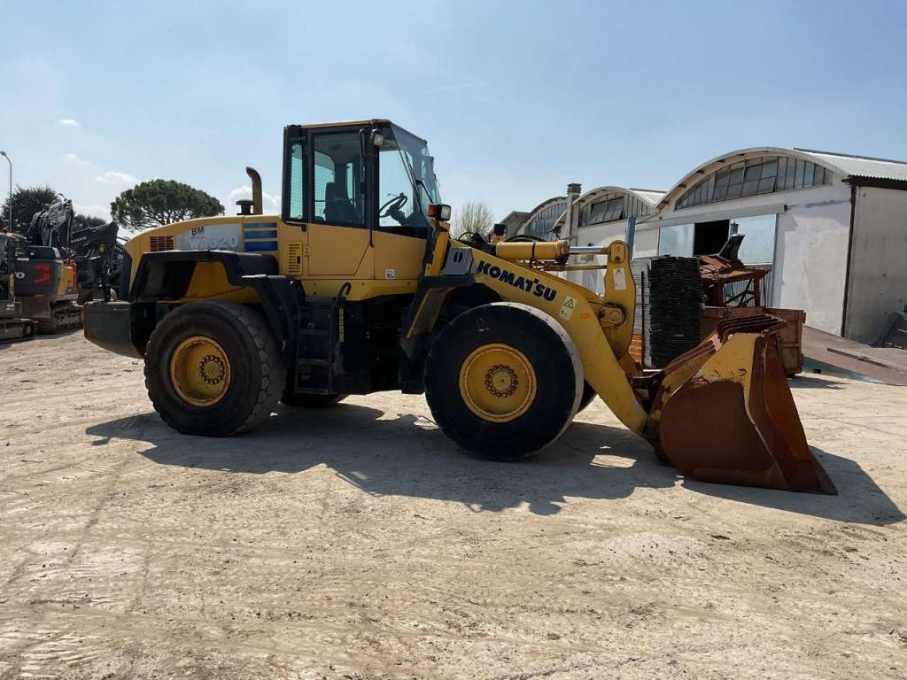 Komatsu WA320-5 Photo 2