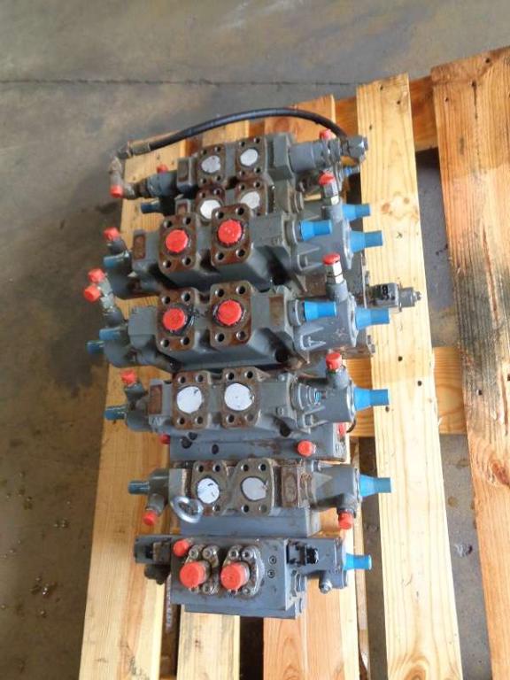 Distributeur hydraulique pour Liebherr 924 B Photo 1