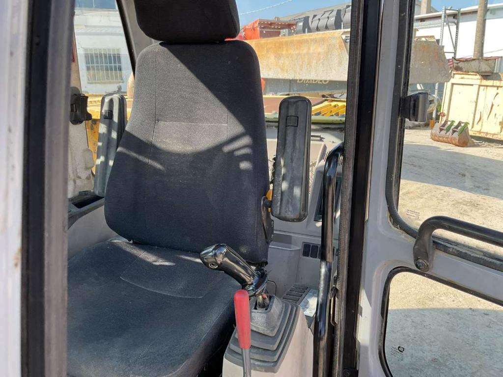 New Holland E145 Photo 9