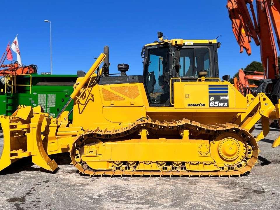 Komatsu D65 Photo 2