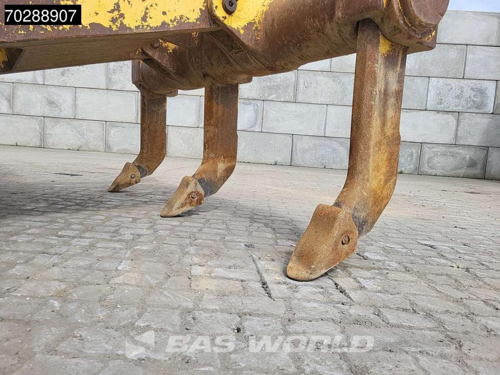 Komatsu D65 PXi -18 Ripper Photo 7