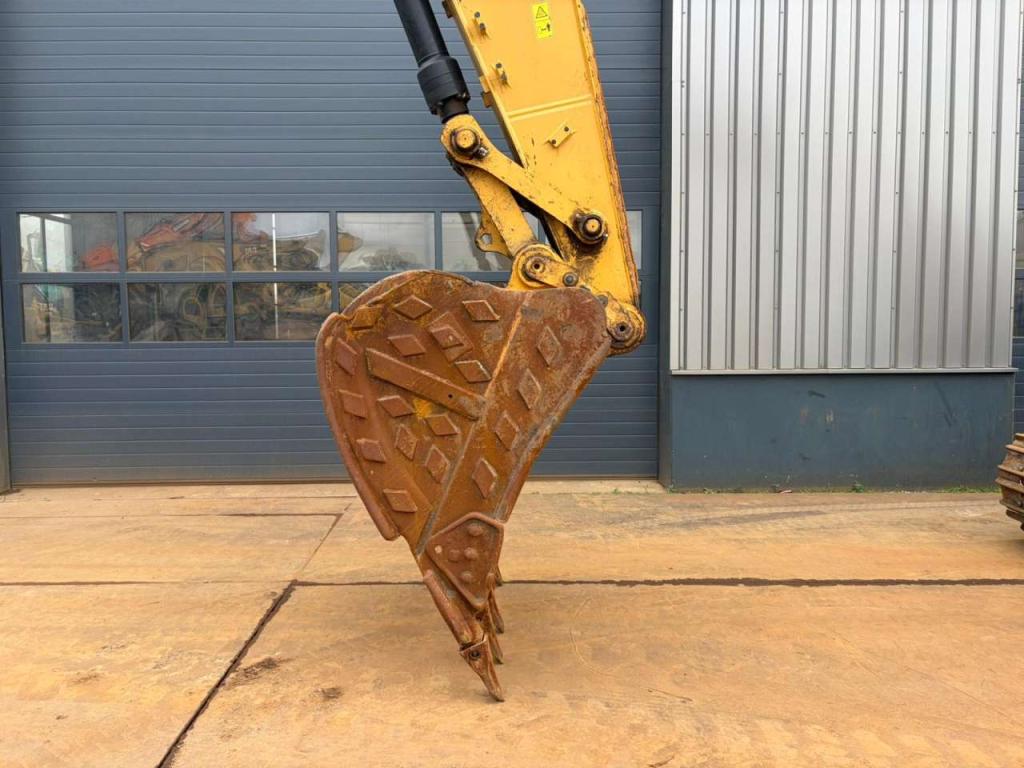Caterpillar 330GC Photo 9