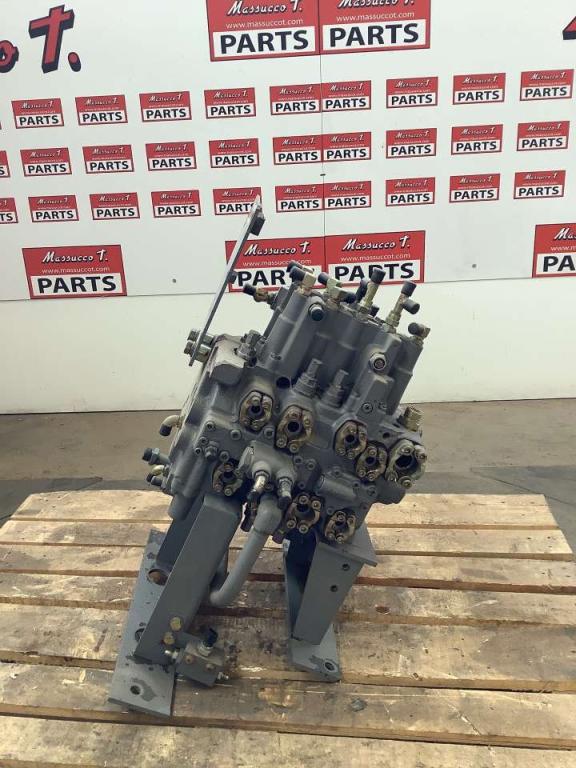 Distributeur hydraulique pour Hitachi ZX135US Photo 1