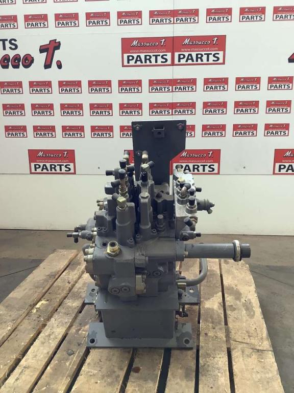 Distributeur hydraulique pour Hitachi ZX135US Photo 2