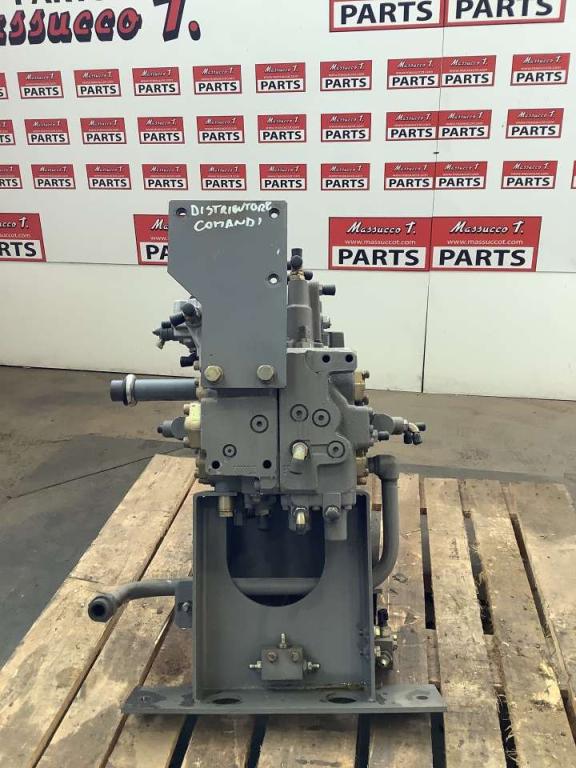 Distributeur hydraulique pour Hitachi ZX135US Photo 4