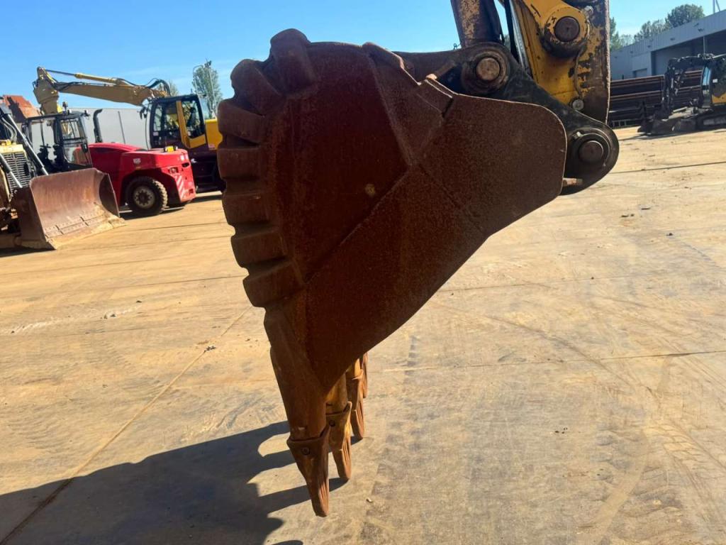 Komatsu PC360LC-11E0 Photo 11