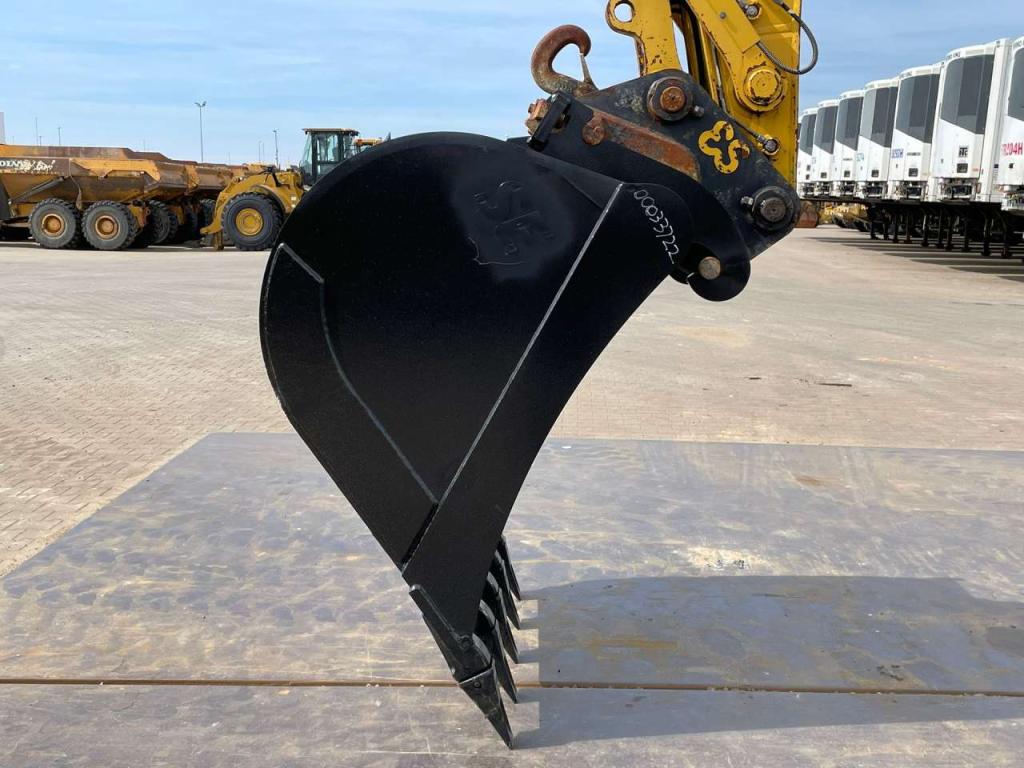Komatsu PW180-11 Photo 8