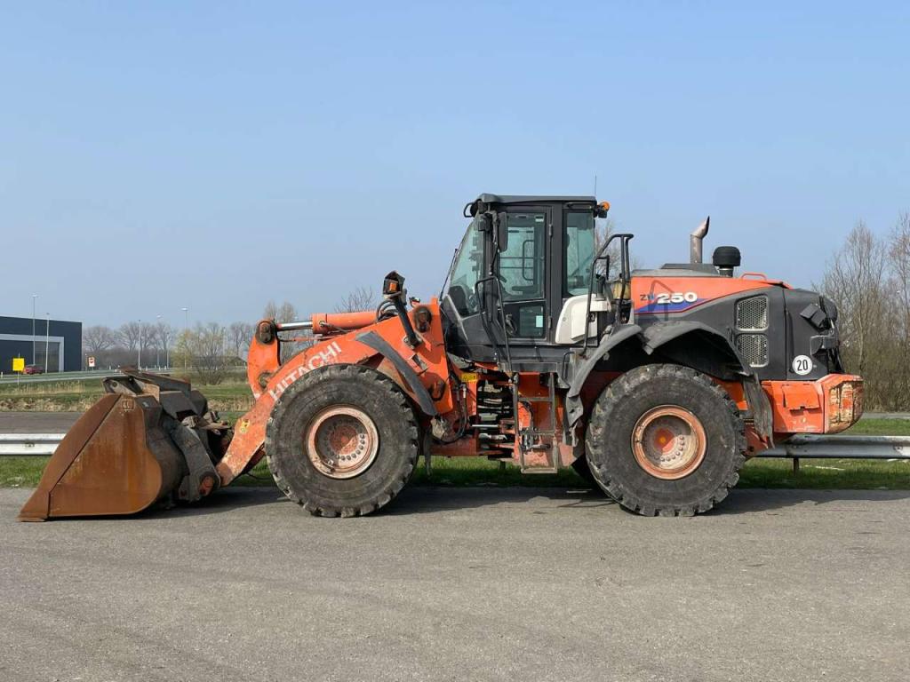 Hitachi ZW250-6 Photo 1