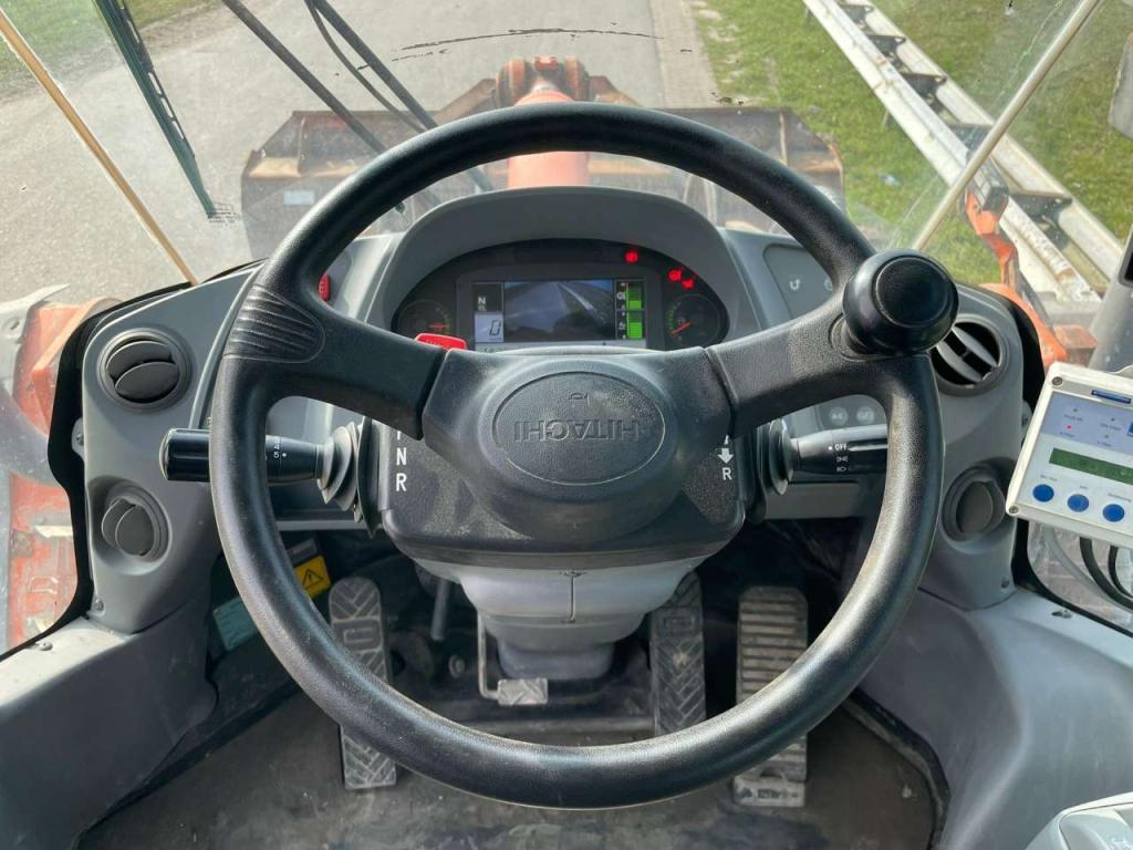 Hitachi ZW250-6 Photo 18