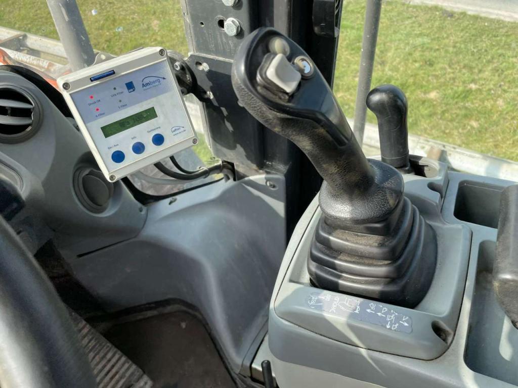 Hitachi ZW250-6 Photo 20