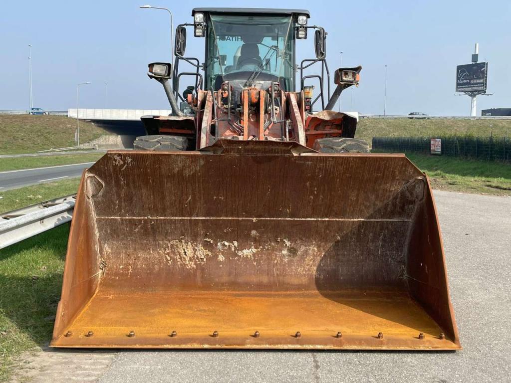 Hitachi ZW250-6 Photo 8