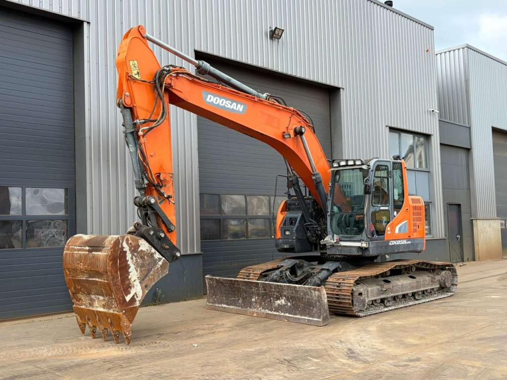 Doosan DX235LCR Photo 2