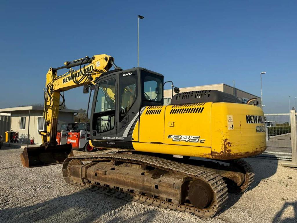 New Holland E245C Photo 3