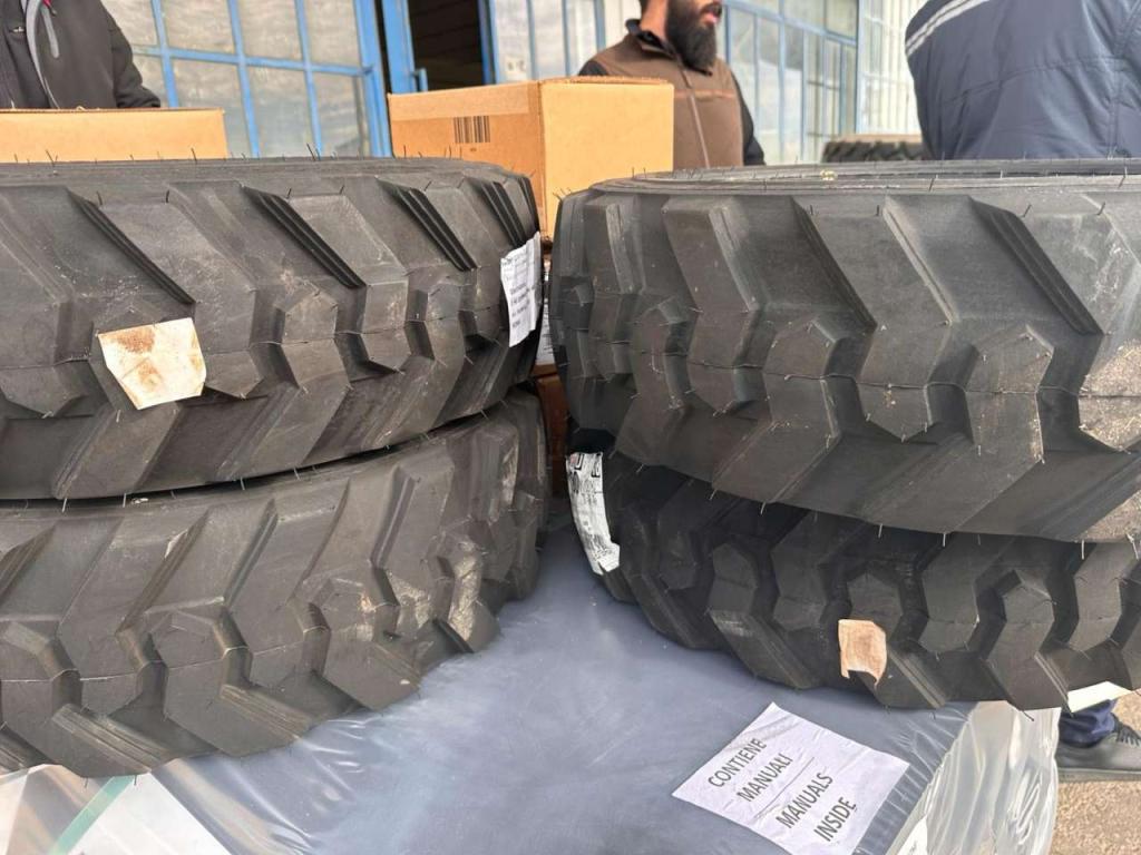 SKID STEER 27x8.50-15 Photo 1