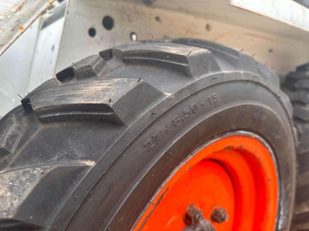 SKID STEER 27x8.50-15 Photo 3
