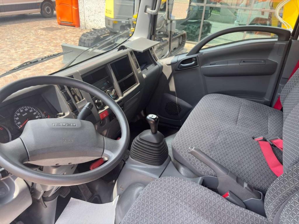 Isuzu M21 Photo 11