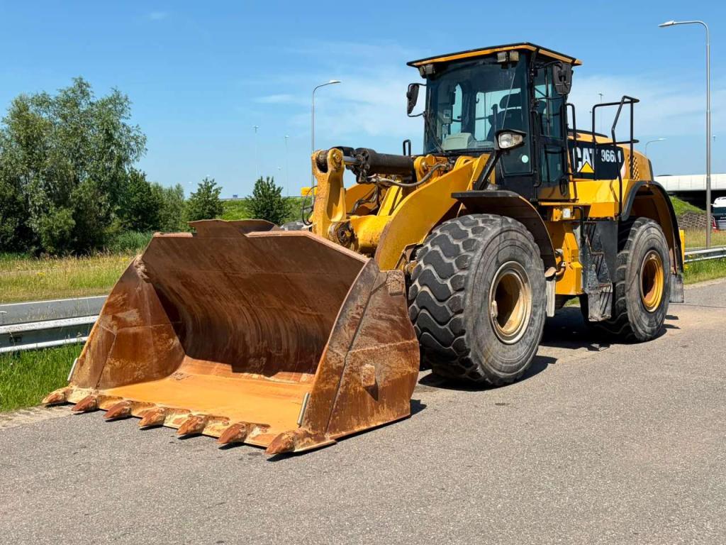 Caterpillar 966M Photo 2