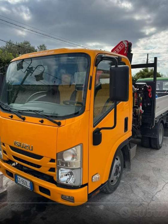 Isuzu con gru Photo 1