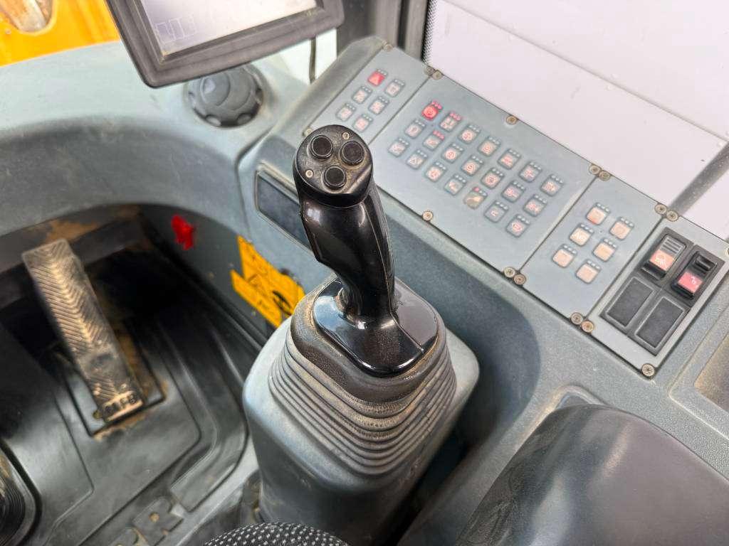 Liebherr L580 - Automatic Greasing / Heated Seat Photo 10