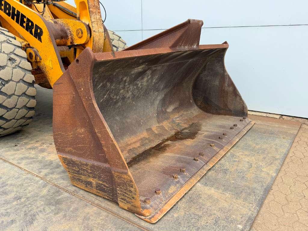 Liebherr L580 - Automatic Greasing / Heated Seat Photo 18