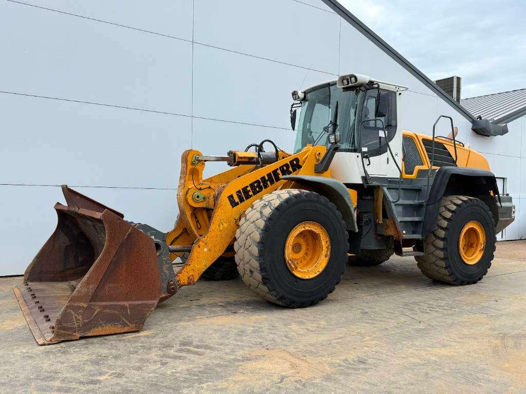 Liebherr L580 - Automatic Greasing / Heated Seat Photo 2