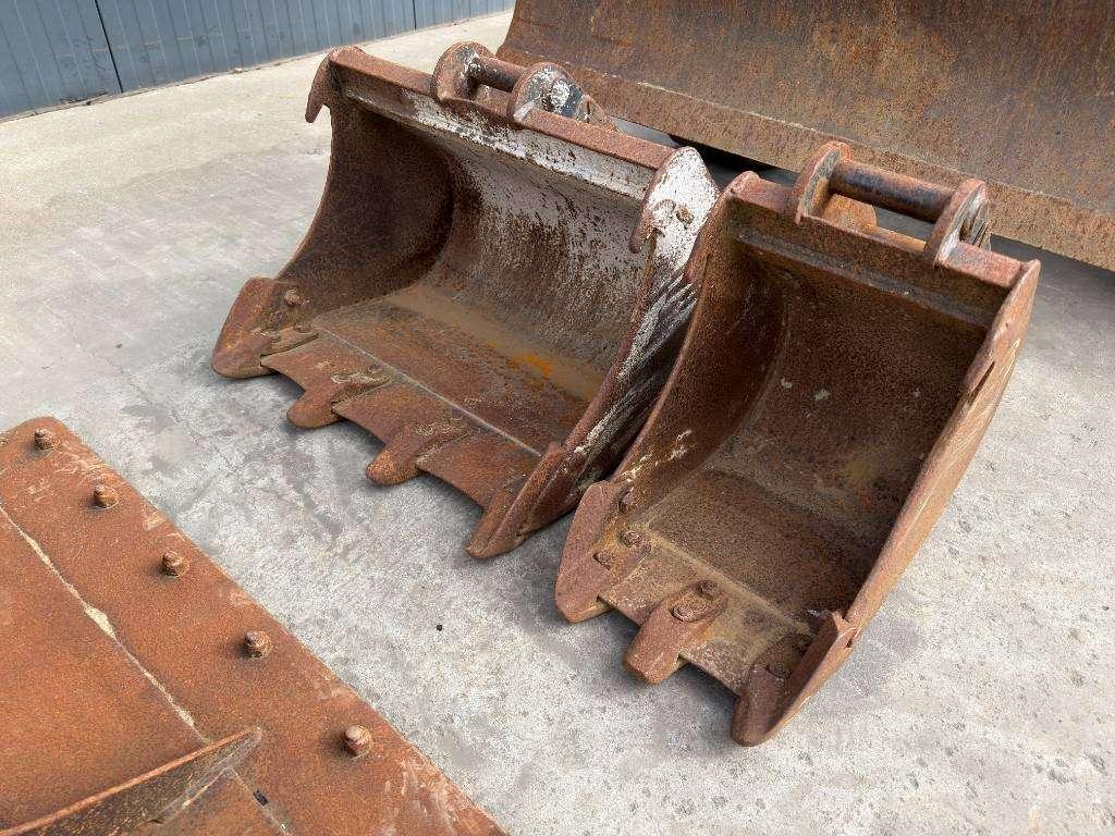 Takeuchi TB230 Photo 11